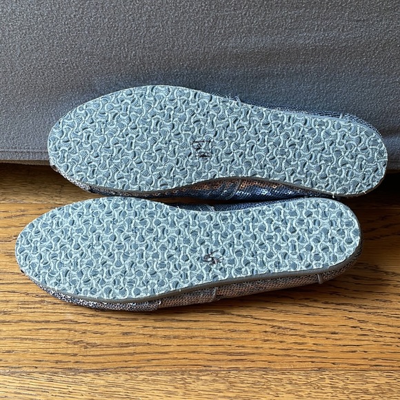 SOLD Toms Size W 8.5 Silver Round Toe Flat Fabric - Picture 4 of 4